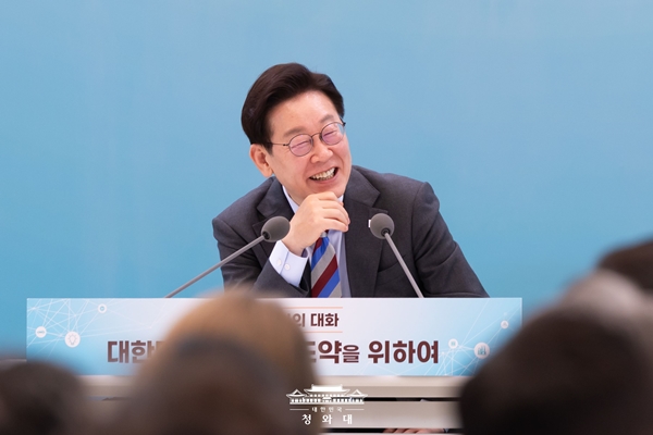 ▲ 지난달 20일 중소기업인들과 대화하고 있는 이재명 대통령.사진=청와대