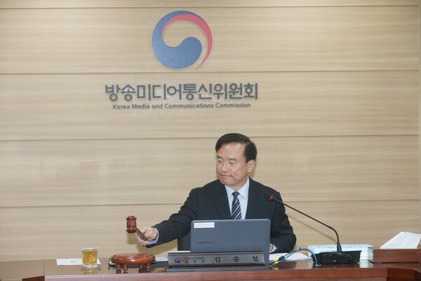 ▲김종철 방미통위원장이 29일 정부과천청사에서 의사봉을 두드리고 있다.ⓒ방미통위