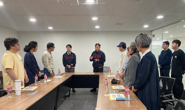 ▲노무현재단 부산지역위원회가 지난 12일 롯데 자이언츠 구단 사무실을 방문해 공식 유튜브 채널 내 노무현 대통령 비하 표현에 항의하는 모습. 사진=노무현재단