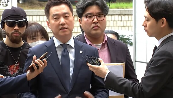 ▲김세의 가로세로연구소 대표가 2026년 5월26일 구속영장실질심사를 위해 법원 건물앞에서 기자들에게 입장을 발표하고 있다. 사진=채널A 영상 갈무리