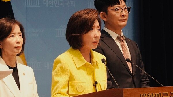 특검 소환거부 나경원 "언론플레이 야당죽이기" 민주당 "이중성"