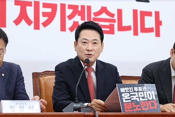 <b>중앙일보</b> "국민의힘, 지지율 상승에 보수재건 외면하나"