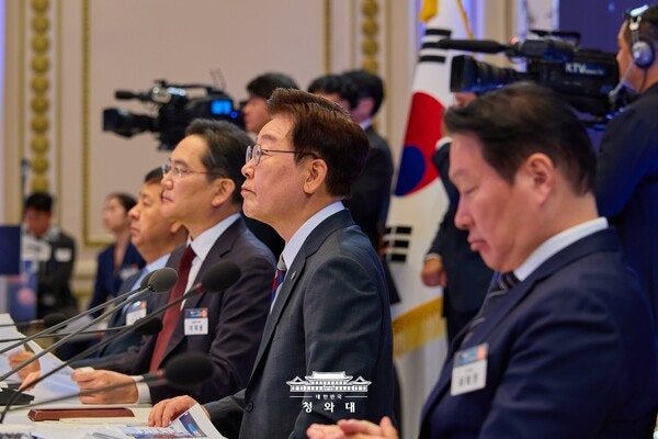 여론조사 4건 보니, 李지지율 하락 지속 "유시민의 비판 부정적 작용할듯"