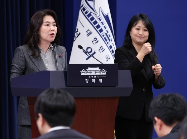 청와대 수어통역 상시화 1년… "전국 광역시·도가 동참해야"