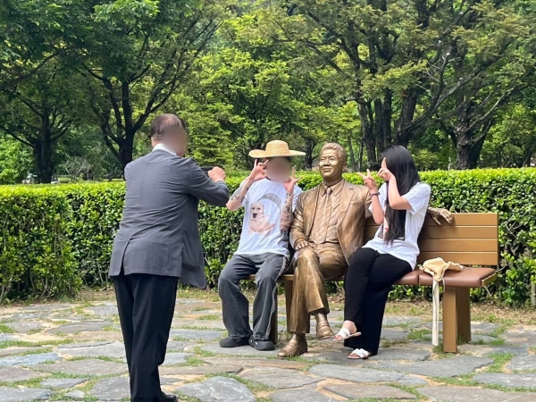 ▲노무현재단 이사인 조수진 변호사가 2026년 5월 23일 페이스북에 게시한 사진. 조 변호사는 "일베로 추정되는 청년들이 봉하마을 기념관에 들어와서 곳곳에서 일베 티셔츠를 입은채로 상징 손가락표시를 하며 사진을 찍