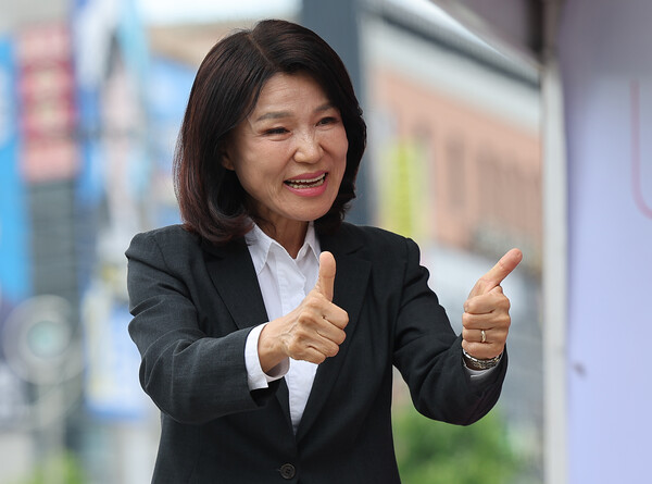 ▲국민의힘 이진숙 대구 달성군 국회의원 보궐선거 당선인이 6월4일 대구 달성군 선거사무소 앞에서 당선 인사를 하고 있다.  ⓒ연합뉴스