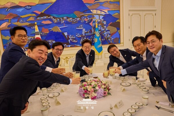 [속보] <b>이 대통령</b> "운명공동체" 김민석·정청래·송영길과 <b>만찬</b>