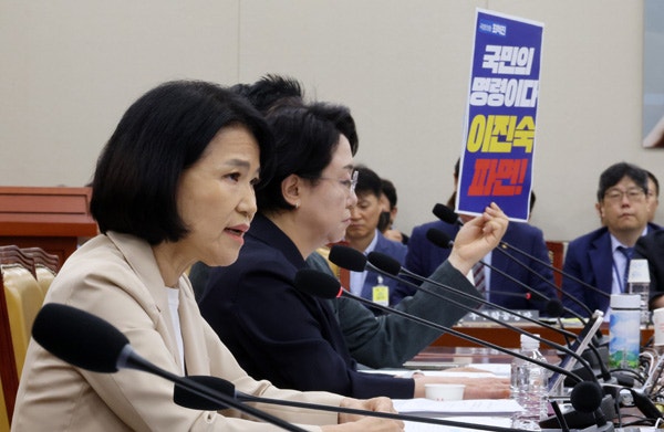 ▲ 2026년 8월19일 이진숙 국민의힘 의원이 국회에서 열린 과학기술정보방송통신위원회 전체회의에서 신상 발언을 하고 있다. 뒤편으로 무소속 최혁진 의원의 파면 촉구 손팻말이 보인다.    </div>

    <div class=
