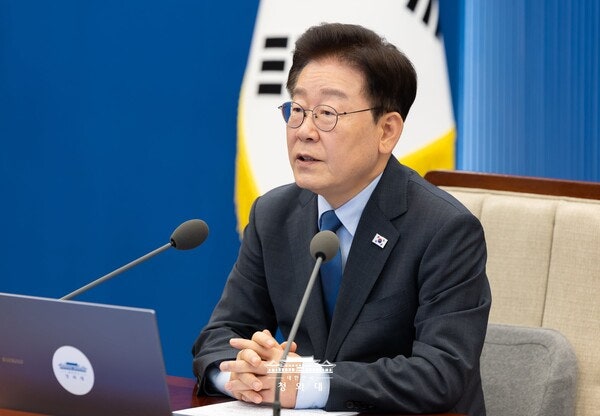 李 최저 지지율, 동아일보 "'내 편 강화', '왼쪽 보강'이 중도층 외면 가...