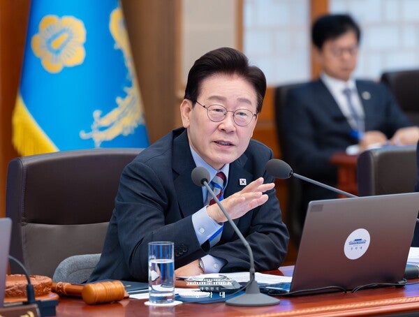 李<b>대통령 지지율</b> 37.4%… 3주 만에 다시 <b>하락</b> 전환