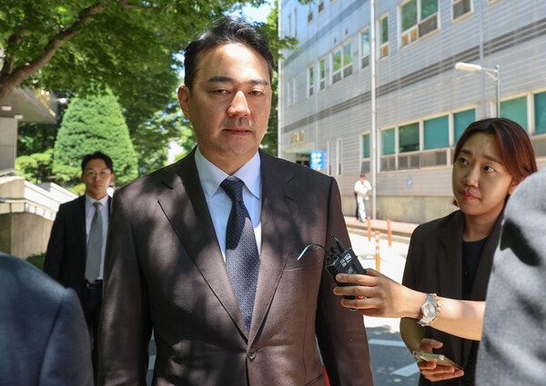 ▲법원에 회생을 신청한 종편 JTBC 등 중앙그룹 계열사 5곳에 대한 대표자 심문 기일이 열린 지난 23일 홍정도 중앙그룹 부회장이 서초구 서울회생법원에서 열린 중앙그룹 계열사 기업회생신청 대표자 심문을 마친 뒤 이
