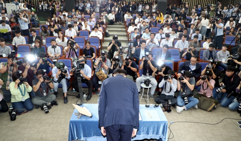 ▲ 조국 전 법무부 장관이 2019년 9월2일 국회에서 기자간담회를 진행하며 기자들 앞에 인사하는 모습. ⓒ연합뉴스