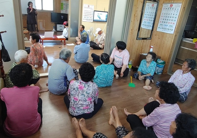 잎싹과 마을 젊은이들은 성폭력 피해자 은희 씨와 그 가족의 2차 피해를 막고자, 피해자 동의를 구해 마을 임시총회를 열어 사건을 공론화했다. 삼태마을 주민 대부분 참여한 총회는 정영이 농촌성평등 강사의 성인지 교육과