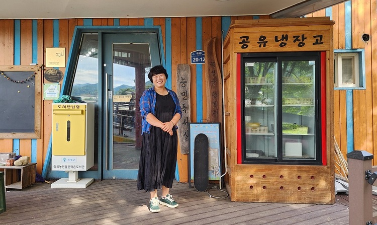 올해 7월, 잎싹(박진숙 죽곡 함께마을교육사회적협동조합 이사장)이 전국에서 하나뿐인 농민들의 도서관 ‘죽곡농민열린도서관’ 앞의, 아무나 내놓고 아무나 가져가는 ‘공유냉장고’ 옆에서 자리를 잡았다. [촬영: 호미]