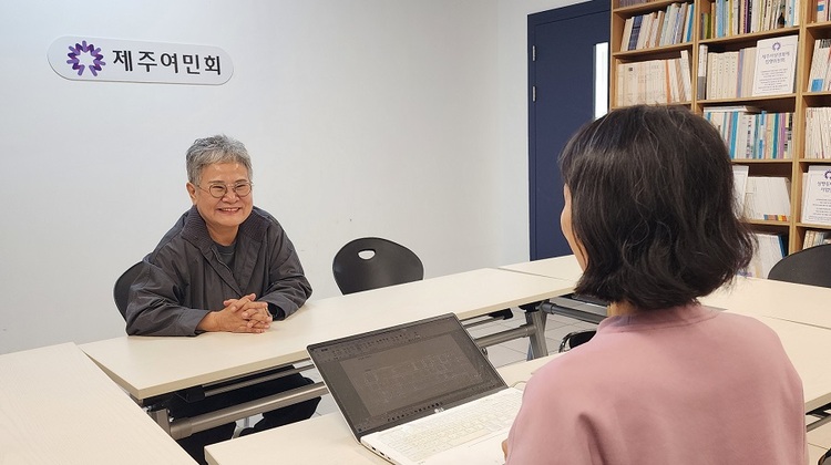 제주여민회 사무실에서 김영순 고문(왼쪽)과 호미(오른쪽)가 인터뷰를 하고 있다. (사진 제공-호미)    