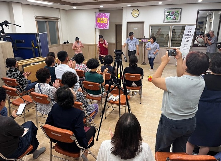 이호 서마을에서 진행된 ‘성평등 마을 만들기 워크숍’에서 놀이패 한라산의 〈느영 나영 혼디 만드는 성평등 제주사회〉 연극을 관람하고 있다. (사진-제주여민회 제공)    