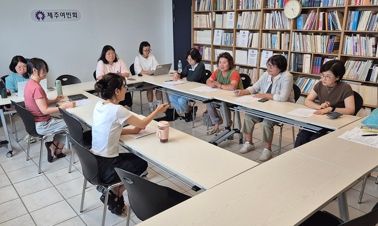 제주여민회, 전국여성농민회총연합 제주도연합, 제주YWCA가 ‘성평등마을사업단’을 꾸려 회의를 진행하고 있다. (사진-제주여민회 제공)    