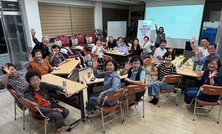 이호 서마을에서 김영순 제주여민회 고문이 ‘비양리 제주어로 듣는 성인지 감수성 강의’를 하고 있다. 워크숍을 할 때마다 엄청난 열기가 터져 나온다. 왼쪽에 서 있는 사람이 김영순 고문, 오른쪽에 서 있는 사람이 양희