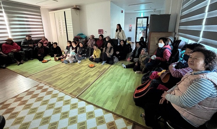 한림읍 비양리에서 진행한 ‘성평등 마을 만들기’ 워크숍에서는 제주 해녀들의 공동체와 우정을 다룬 고희영 감독의 다큐멘터리 영화 〈물꽃의 전설〉(2022)을 함께 보고 이야기 나누었다. (사진-제주여민회 제공) 