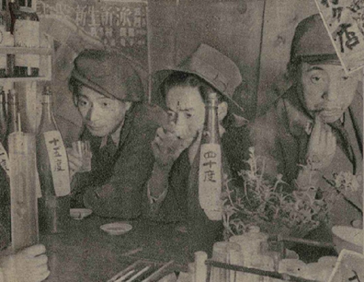 막소주를 마시는 남성들 (이미지 출처-아사히클럽, 1947년)    