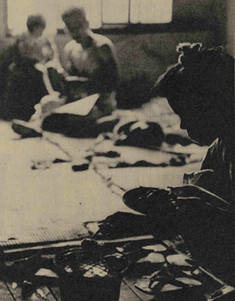 10조(약 5평) 방에 사는 재일조선인 가족 (출처-아사히클럽, 1953년)    