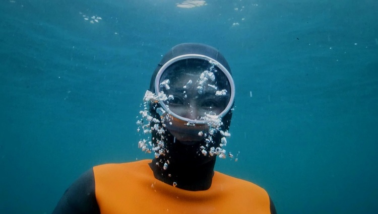 테왁 속에 항상 카메라를 넣고 바다에 들어가는 제주 이호어촌계 고명효 해녀. 제주 바다의 생태적 회복력을 되찾기 위한 ‘해양시민 아카이비스트’(Marine Citizen Archivist)로 해양생태계를 조사, 기록