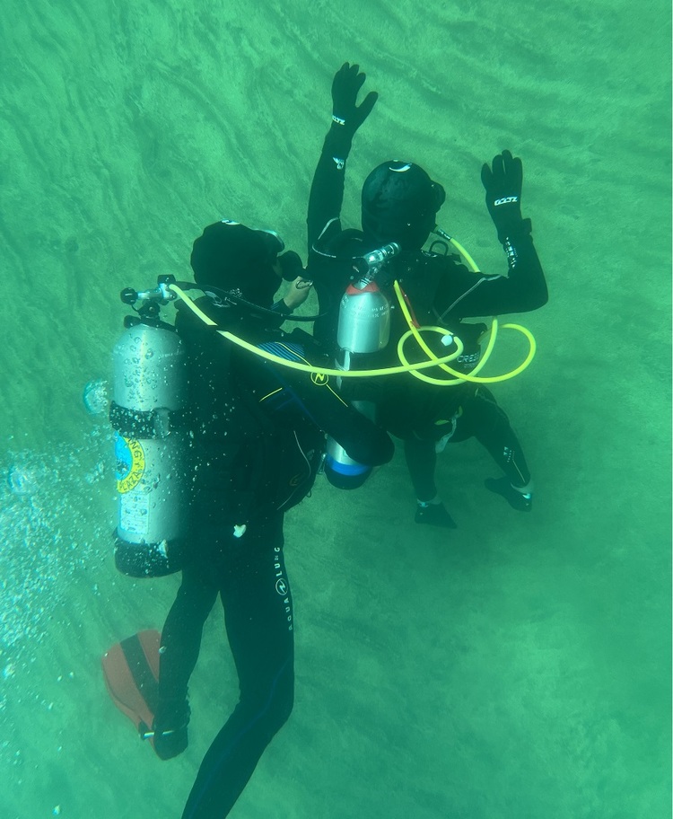 환경운동단체이자 인권운동단체인 제주해녀문화연구원 대표 감태님이 장애인 스쿠버 다이버를 지원하고 있다. 장애인 스쿠버 다이빙 사진은 찍어줄 사람이 없어 사진 기록이 없었는데, 3년 전부터 고명효 해녀가 찍어주었다. (