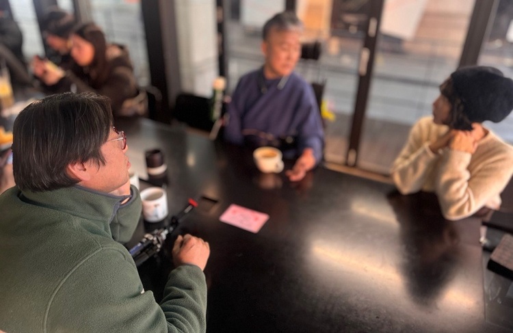 2026년 12월 17일 서울역 인근 카페에서 제주해녀문화연구원 감태 님과의 첫 만남 자리. 왼쪽부터 스쿠버 다이빙을 하겠다는 중증장애인을 만나러 제주에서 올라온 감태, 세종에서 올라온 Moon과 호미가 이야기 나누