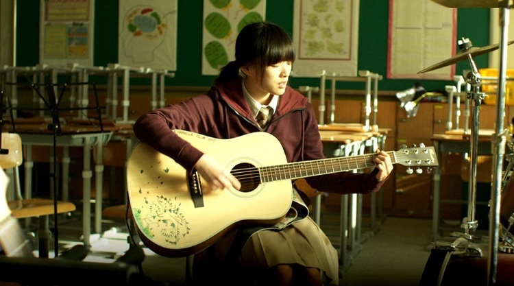 성폭력 생존자인 고등학생의 이야기를 다룬 영화 〈한공주〉(이수진 감독, 2014)의 한 장면. 공주는 고통에서 벗어나 자기답게 살아가기 위해 혼자 기타를 치고 노래를 부른다.    