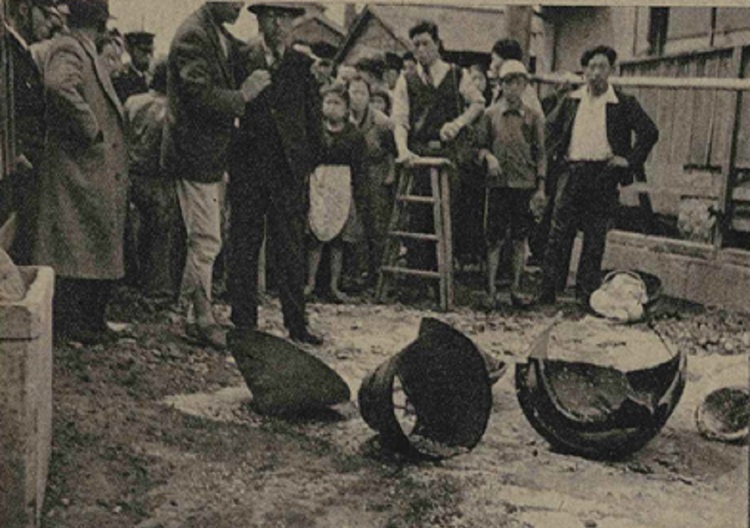 일본 경찰과 세무서 직원이 들이닥치면 재일조선인 여성들은 술독을 깨부수며 저항했다. (이미지 출처-아사히신문사)    