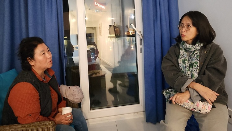 김미랑 전여농 제주도연합 회장가 김이승현 제주여민회 이사를 2025년 11월 제주의 한 숙소에서 만나 이야기 들어보았다. (사진-호미 제공)    