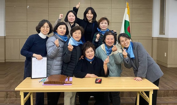 성평등 마을 사업 ‘혼디팀’은 부녀회장, 부녀회 임원, 제주여민회, 전국여성농민회총연합 제주도연합 등으로 구성되어 마을규약 검토부터 개정안 마련, 마을 성인지 교육 등 각 마을에 맞게 성평등 마을 조성 사업을 진행하