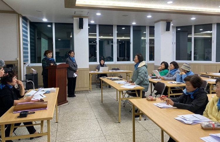 부녀회 임원들의 ‘모의총회’ 모습. 단상 우측에 있는 이가 승현, 일어나서 발언하는 이가 미랑 씨다. 이렇게 예행 연습을 거치며 총회를 준비한다. (사진-미랑 제공)    