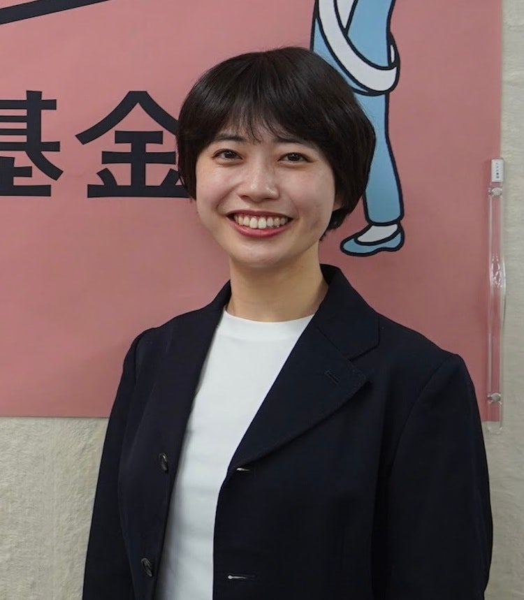‘우리들의 바통기금’(わたしたちのバトン基金) 스태프인 필자 스즈키 나리사(鈴木なりさ) 씨. 26세에 무소속으로 지방의회 선거에 입후보했던 경험을 토대로, 미래의 여성 입후보자들을 위해 기금 마련에 나섰다. (필자 제