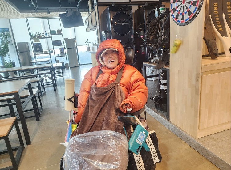 제주에 풍랑주의보가 내려 매서운 바람에 눈까지 흩뿌린 날. 장애인 콜택시가 잡히지 않아 숙소에서 잠수풀장까지 25분 거리를 걸어 다녔다. 다리를 담요로 덮고 비닐로 감쌌다. (사진 제공–호미)  