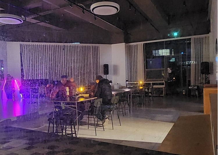 스쿠버 다이빙 연수를 마친 날 저녁, 꼬냑 한 잔을 하기 위해 찾은 카페, MOTIFF COFFEE. 휠체어 이용자가 이용하기에 전혀 어려움이 없었다. 장애인 콜택시가 잡히지 않아 마감 시간이 다 되어서야 도착했는데