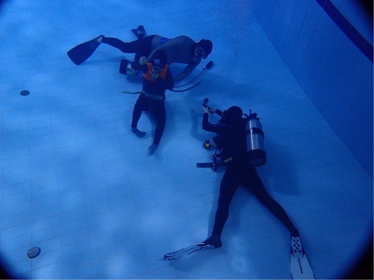 이퀄라이징(귀의 압력 균형 잡기)과 호흡을 해가며 기어코 5미터까지 내려간 Moon과 Moon에게 끊임없이 물으며 지원해주는 감태 씨, 본인도 초보인데도 늠름히 촬영하는 방준식 감독... 세 사람의 모습이 놀랍고 아