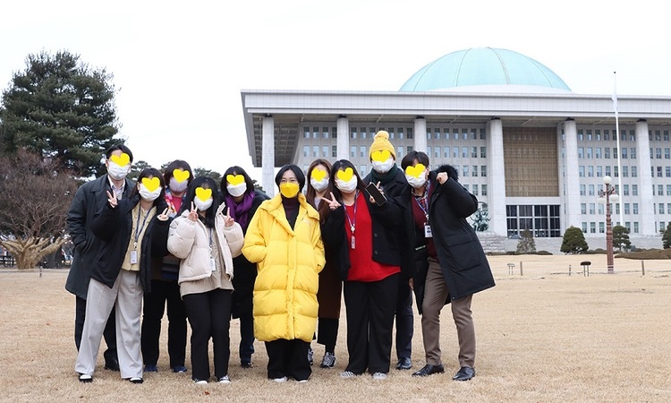 국회의원 한 사람은 9명의 각급 보좌진과 한 팀이 되어 서로 긴밀하게 관계 맺으며 입법부터 선거에 이르기까지 다양한 의정활동을 수행한다. 정의당 의원 시절 보좌진과 함께 찍은 사진. (출처: 장혜영)   &