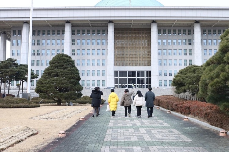 국회의원과 보좌진의 관계는 의원실마다 다르며, 다양한 가능성을 가지고 있다. 의원실을 하나로 묶어주는 것은 공공을 위해 업무를 수행하고 시민과의 약속을 지키겠다는 ‘공적 책임감’이다. 정의당 의원 시절 보좌진과 함께