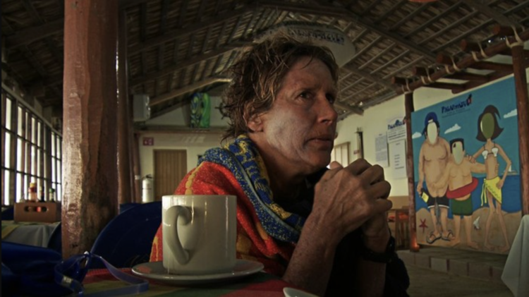 첫 번째 도전에서 실패 후, 저체온증으로 몸을 떨고 있는 다이애나 나이애드의 모습. 다큐멘터리 영화 〈파도를 헤치고〉 장면 중. (출처: Netflix)    