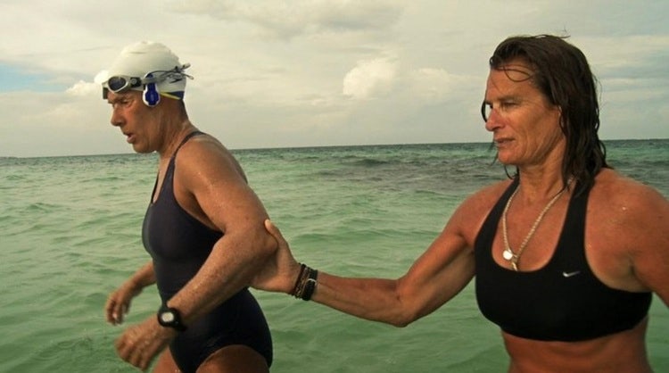 다이애나 나이애드와 그의 절친이자 트레이너인 보니 스톨. 다큐멘터리 〈파도를 헤치고〉 장면 중. (출처: Netflix)    