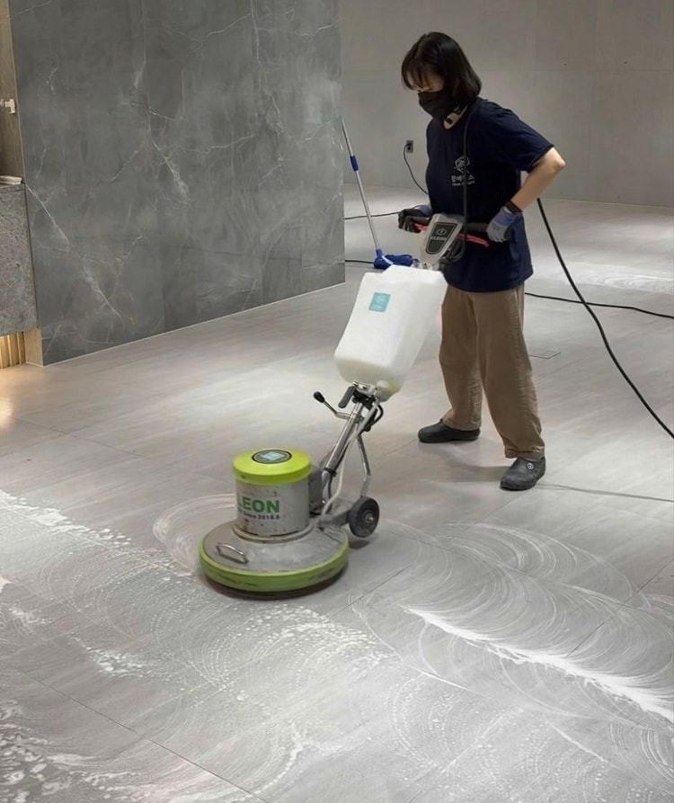 일명 ‘돌돌이’(마루광택기)라고 불리는 바닥 세척 장비를 사용하여 사무실을 청소하는 모습. (사진-조영주 제공)    