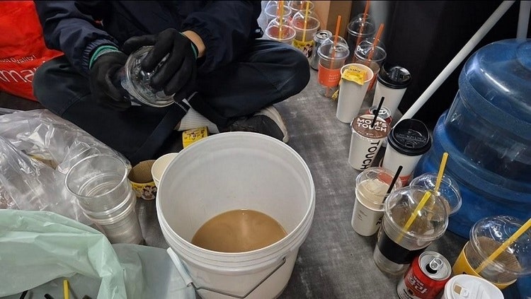 사무실 정기청소 방문 시 쌓여 있는 일회용 음료 컵을 모으고 정리하는 과정. (사진-조영주 제공)    