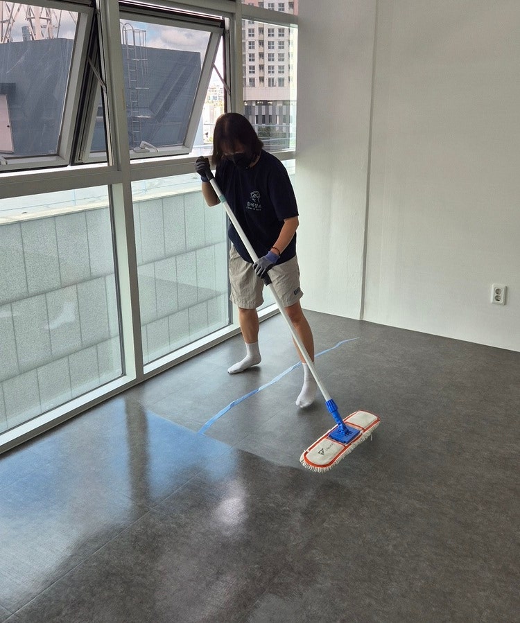 사무실 바닥 세척 후 왁스코팅을 시공하는 모습. 입주청소가 끝난 뒤 청소 전후의 모습을 확인할 때마다 보람과 성취를 느낀다. (사진-조영주 제공)    