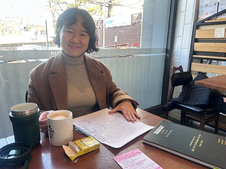 인터뷰를 하는 조영주 연구자. 석사 논문으로 「공간을 다루는 청년 여성 자영업자들의 몸 노동 경험 : 집수리·도배·청소 업종을 중심으로」를 썼다. 테이블에 자영업자들이 즐겨 쓰는 메모지가 눈에 띈다. (박지하 촬영)