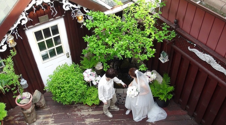 나와 배우자는 2013년에 동성혼이 가능한 캐나다에서 결혼했다. 우리 결혼의 증인 ‘게이 부부’가 찍어준 결혼식 직후 사진. (크리스 제공 사진)    