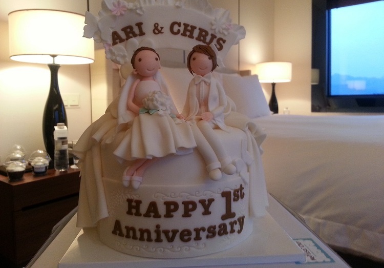 우리 부부의 영어 이름이 적힌 결혼 1주년 기념 케이크. Ari와 Chris의 첫 자를 따서, 우리 둘이 함께 구성한 가족의 이름을 만들었다. 아콘네(Acorne)라고. (크리스 제공 사진)    