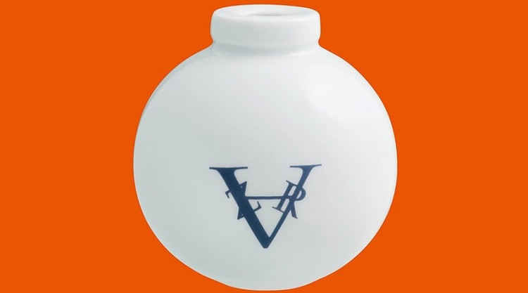 자이니치(在日)코리안 3세 예술가 정유경(チョン・ユギョン) 作 〈OMURA-yaki〉(오무라 도자기, 2023) 사진. 로고 마크는 ‘Zainichi Against Raicism’(인종주의에 반대하는 자