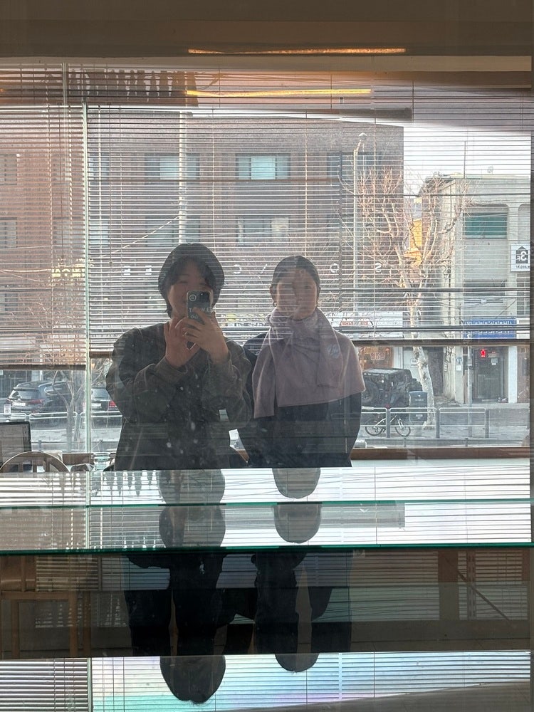 연임과 나는 30대 초반에 신생 예술지원기관에서 아주 짧은 기간 동료로 지냈다. 이후로도 우리는 어느 지점에서 마주쳤다가 또 각자의 길을 떠나곤 했다. (사진 촬영: 고주영)    