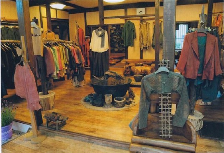 Currently, I’m helping out at my parents’ shop ©Lee Yeon    